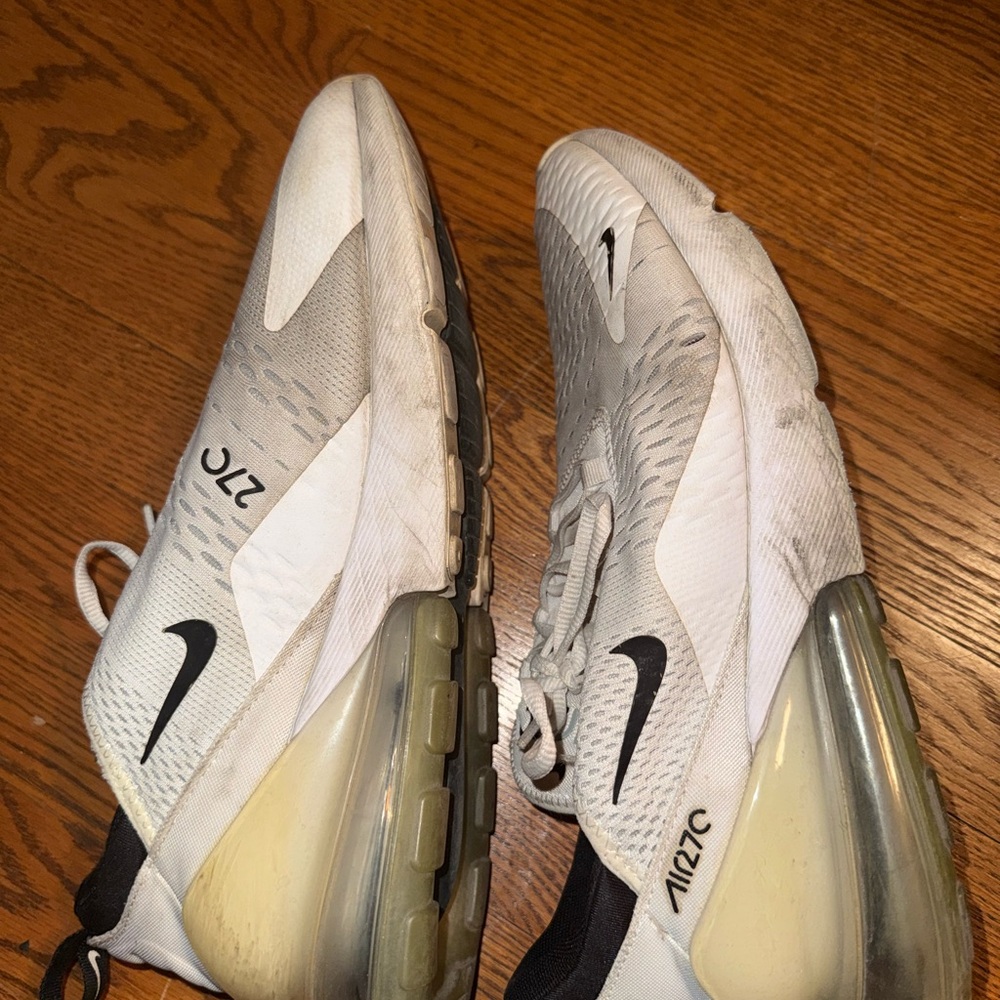 Men’s Nike White air max 270 Sneakers with Black Accents - Picture 2 of 3